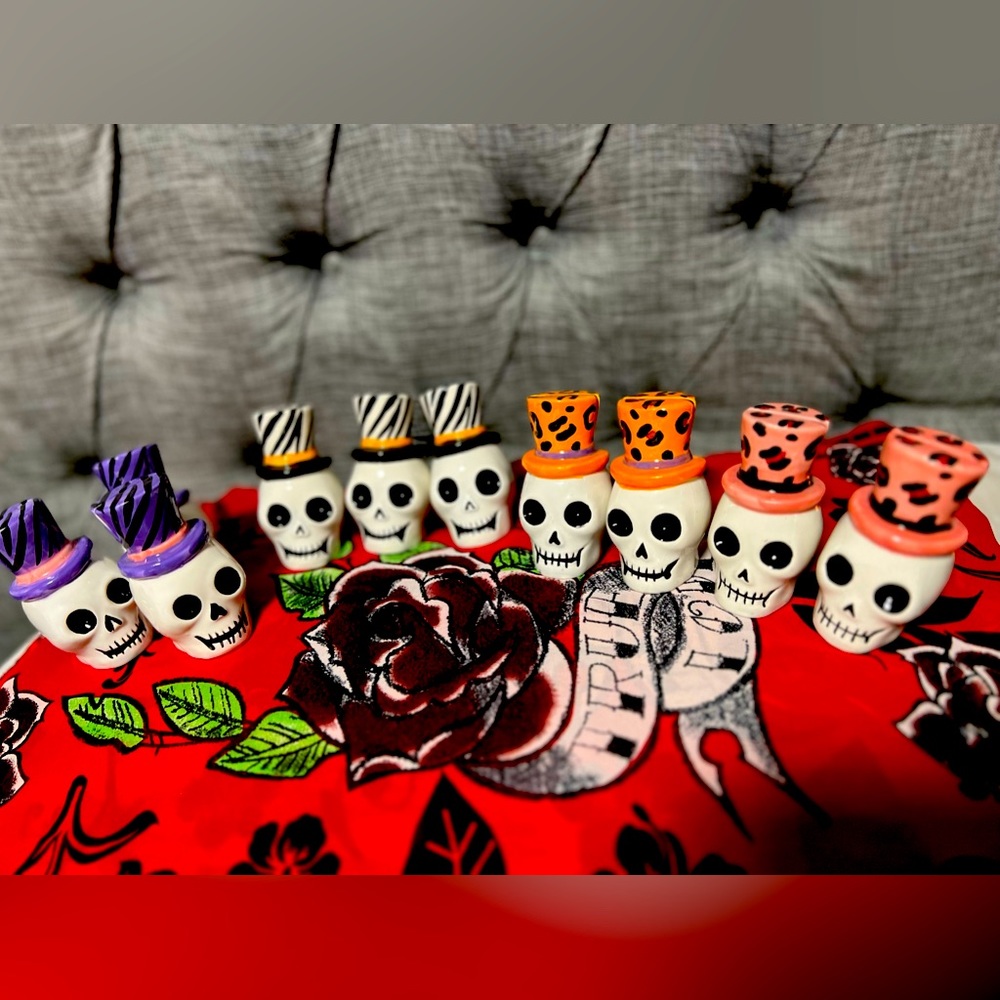 The boston warehouse the bone 🦴 collector 10 pc set of skull 💀 card holders -